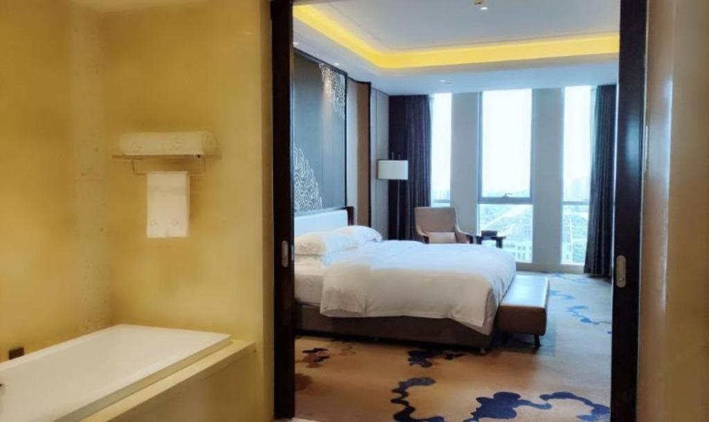 Grand Skylight International Hotel 5*